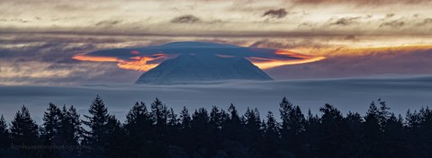 Photo by Mount Rainier - lenticular clouds at sunrise